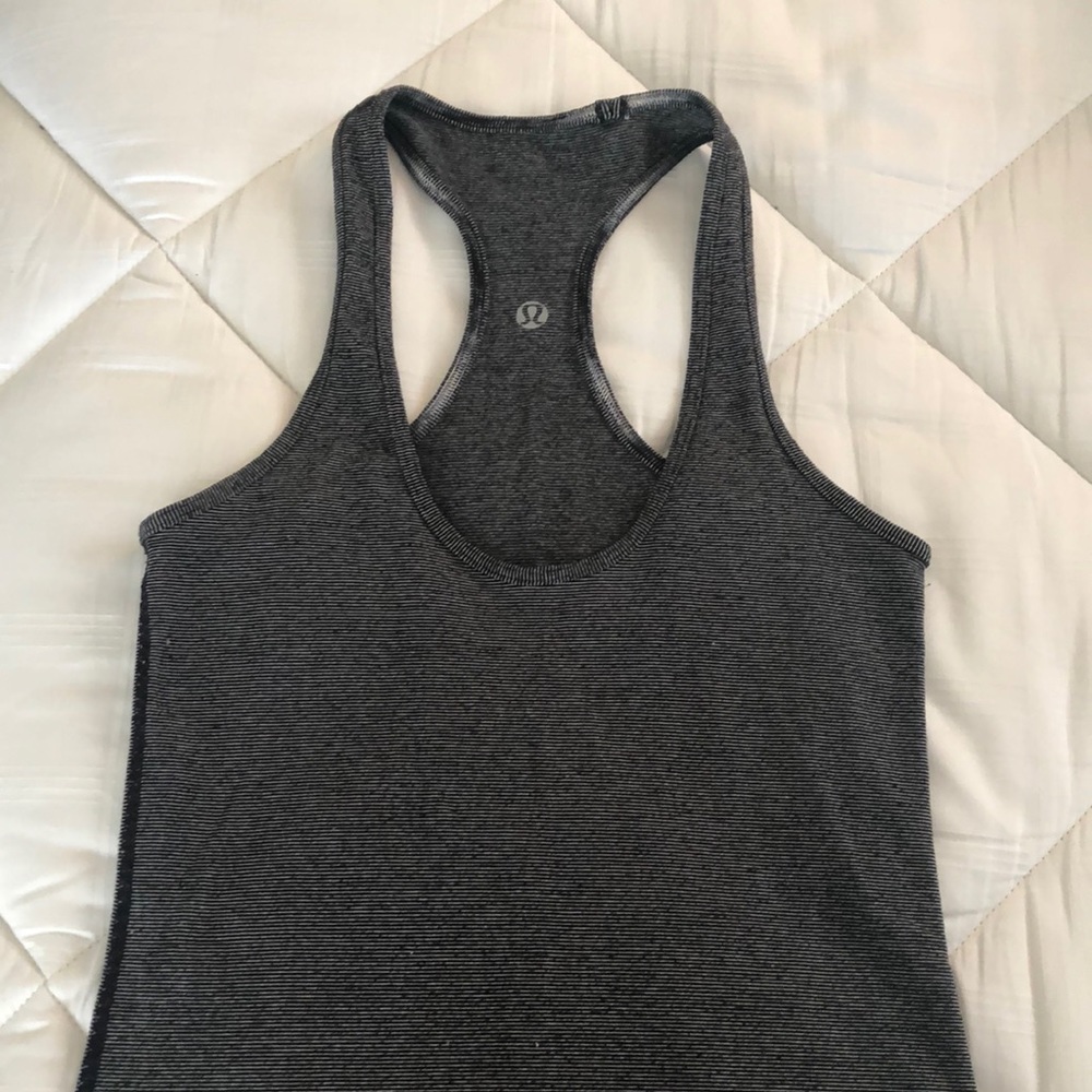 LULULEMON SIZE 4 TOP